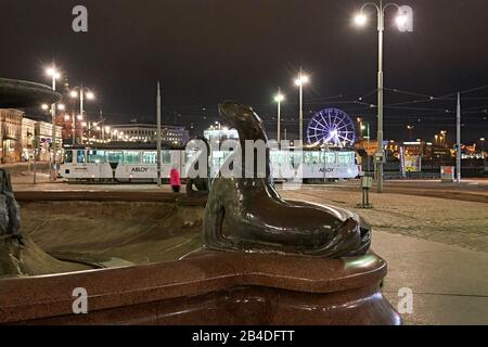 Details vom Brunnen auf dem Kaupatori-Platz im Zentrum von Helsinki, Finnland Stockfoto