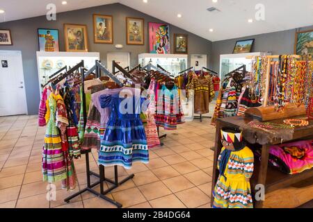 Bekleidung und Souvenirladen, Miccosukee, Indian Village, Everglades National Park, Florida, USA, Nordamerika Stockfoto