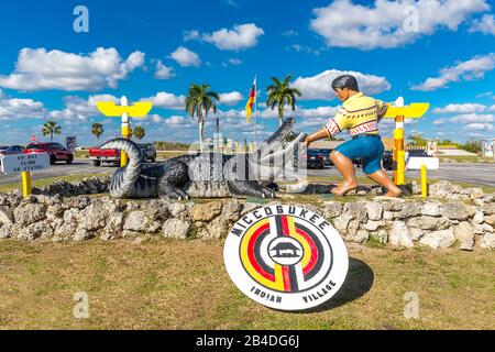 Eintritt mit Alligator Sculpture, Miccosukee, Indian Village, Everglades National Park, Florida, USA, Nordamerika Stockfoto