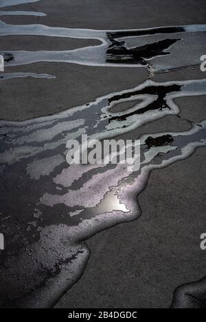 Abstrakt Öl und Wasser auf dem Bürgersteig Stockfoto