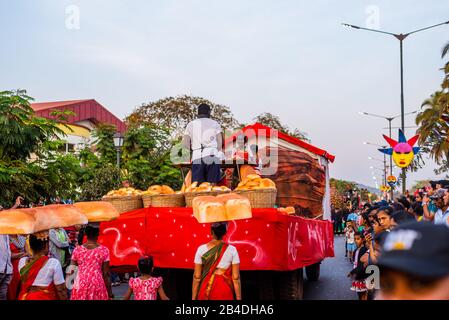 Margao, Goa/Indien - 23. Februar 2020: Schwebt und Figuren, die während der Karnevalsfeiern in Goa, Indien/Touristenveranstaltungen in Goa zu sehen sind Stockfoto