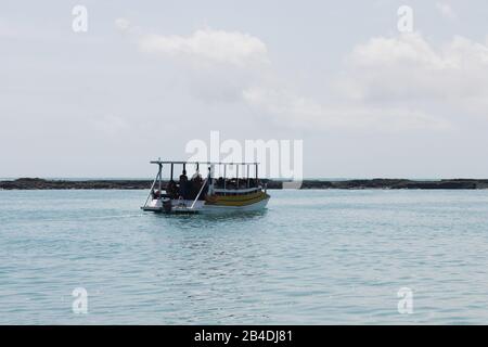 Segelboot im Meer am Abend Maceio, Brasilien. Stockfoto