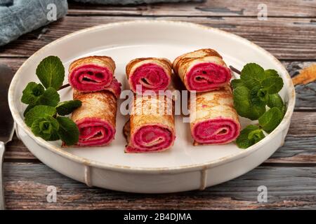 Pfannkuchen mit Rote Bete und Käse Pasta und Lachs Stockfoto
