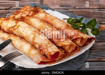 Pfannkuchen mit Rote Bete und Käse Pasta und Lachs Stockfoto