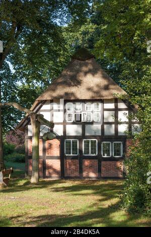 Heimathaus Irmintraut im Herbst, Fischerhude, Niedersachsen, Deutschland, Europa Stockfoto