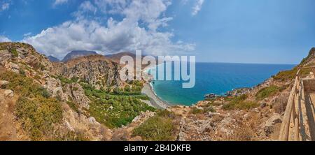 Landschaft von der Küste am Preveli-Strand und dem Palmenstrand an der Preveli-Lagune, auf Crete, Griechenland Stockfoto