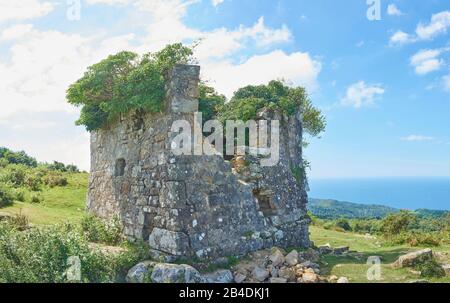 Ruine auf dem Berg Jizkibel auf dem Jakobsweg in Hondarribia, Baskenland, Spanien Stockfoto