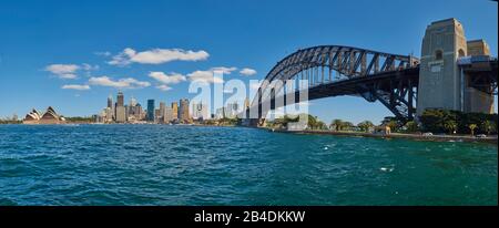 Panorama-Landschaft von der Hafenbrücke in Sydney mit Opernhaus im Frühling, Sydney, New South Wales, Australien, Oceanien Stockfoto