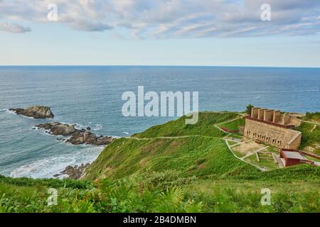 Altes Gebäude an der Küste von Zarautz am Jakobsweg, Baskenland, Spanien Stockfoto