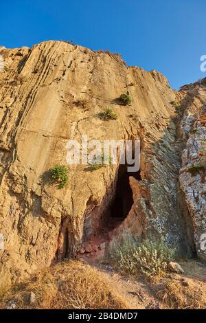 Landschaft, Felswand am Strand Paligremnos an der Küste, Vegetation, Krete, Griechenland Stockfoto