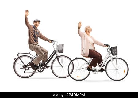 Senioren auf dem Fahrrad und winken in die Kamera auf weißem Hintergrund Stockfoto