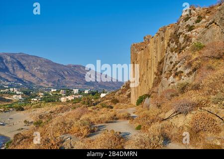 Landschaft, Felswand am Strand Paligremnos an der Küste, Vegetation, Krete, Griechenland Stockfoto