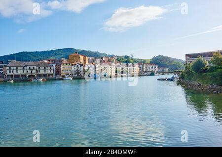 Landschaft von Orio am Oria-Fluss auf dem Jakobsweg, Spanien Stockfoto