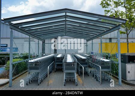 Einkaufswagen in einer Parkbucht vor Aldi-Süd, Karlsruhe, Baden-Württemberg, Deutschland Stockfoto