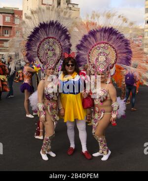 Las PALMAS, SPANIEN - 29. Februar 2020: Musik- und Tanzkollektive, Murgas und Komparsen, nehmen an der großen Karnevals-Parade Teil, während sie die ci durchquert Stockfoto