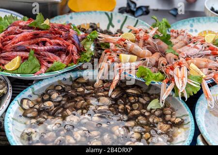 Gallipoli, Provinz Lecce, Salento, Apulien, Italien, Europa. Auf dem Fischmarkt in Gallipoli Stockfoto