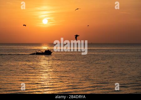 Gallipoli, Provinz Lecce, Salento, Apulien, Italien, Europa. Sonnenuntergang in Gallipoli Stockfoto