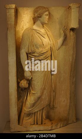 Hydrophoros. Frau, die Wasser für religiöse Komoi trägt. Stück von der Hekateion-Wand 350 V. CHR. Athen. Archäologisches Museum Kerameikos. Athen, Griechenland. Stockfoto