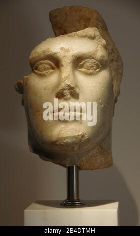 Junger Mann mit Helm, c 480 V. CHR. Es befand sich im Süden des Sacra-Tors, Athen. Archäologisches Museum Kerameikos. Athen, Griechenland. Stockfoto