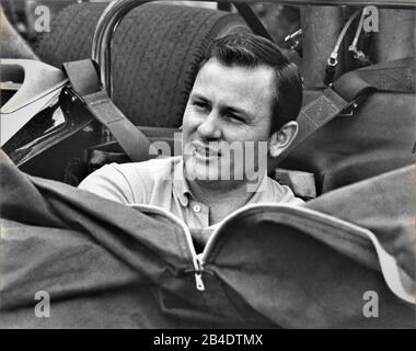 Bruce McLaren in seinem M6B Can-Am-Auto vor dem Rennen, das er gewann und auf dem Pole-Start war Stockfoto