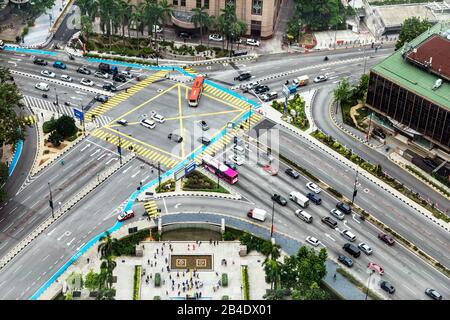 Verkehrsreiche Straßenkreuzung von Jalan Ampang Highway und Jin Yap Kwan Seng Highway, Kuala Lumpur, Malaysia, Asien Stockfoto