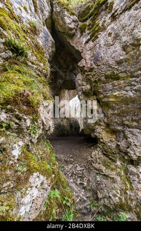 Deutschland, Baden-Württemberg, Burladingen - Stetten unter Holstein, durch Höhle in hohlen Stein, (EB 1 m, EH 4 m, L 6 m, B 3 m) Stockfoto