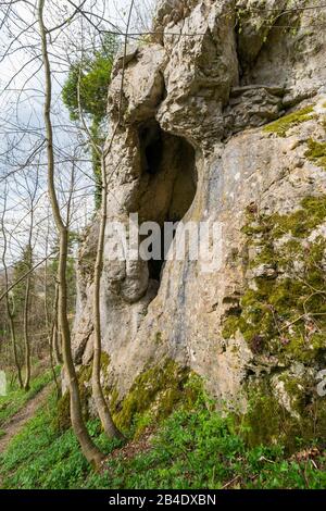 Deutschland, Baden-Württemberg, Burladingen - Stetten unter Holstein, durch Höhle in hohlen Stein, (EB 1 m, EH 4 m, L 6 m, B 3 m) Stockfoto