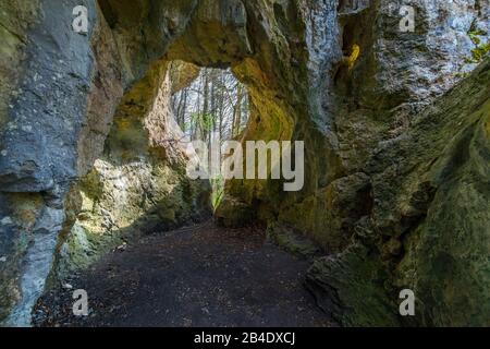 Deutschland, Baden-Württemberg, Burladingen - Stetten unter Holstein, durch Höhle in hohlen Stein, (EB 1 m, EH 4 m, L 6 m, B 3 m) Stockfoto