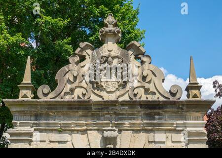 Deutschland, Baden-Württemberg, Bad Urach, Tiergartentor, Wappen, Württembergisches Herzogsbild. Erbaut 1603 als Eingangstor zur Webervorstadt unter Herzog Friedrich I. von Württemberg. Genutzt ab dem Jahr 171 als Tor zum 1963 abgerissenen, 1992 sanierten und neben dem Schloss wieder aufgebauten Herzoglichen Zoo. Stockfoto