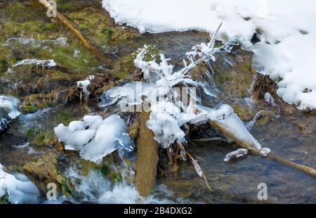 Deutschland, Baden-Württemberg, Bad Urach, Eisformationen in Brühlbach Stockfoto