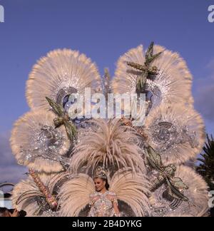 Las PALMAS, SPANIEN - 29. Februar 2020: Karneval Königin leitet den Hauptcarnival Parade, während sie die Stadt Las Palmas de Gran Can durchquert Stockfoto