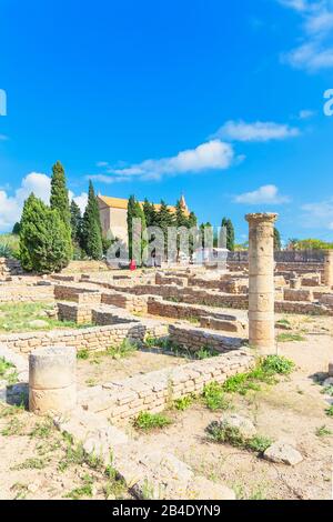 Ruinen der alten römischen Stadt Pollentia und der Kirche Saint jaume im Hintergrund, Mallorca, Balearen, Spanien, Europa Stockfoto