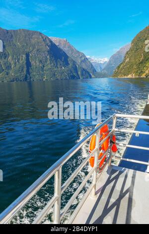 Kreuzfahrtschiff auf Milford Sound, Fiordland National Park, South Island, Neuseeland, Stockfoto