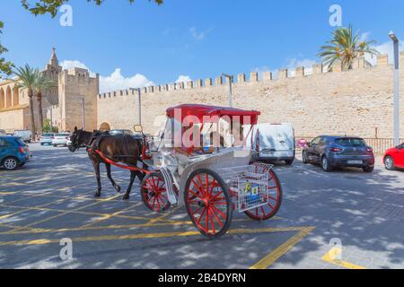 Touristen Reiten in einer Kutsche, Alcudia, Mallorca, Balearen, Spanien, Europa Stockfoto