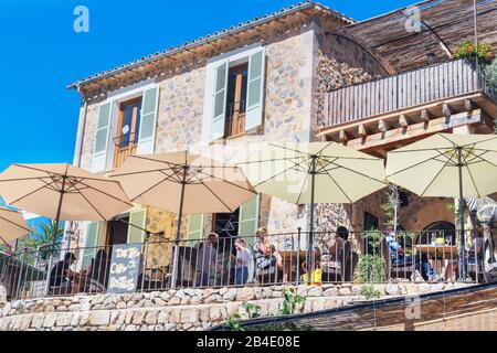 Café im Freien, Deia, Mallorca, Balearen, Spanien, Europa Stockfoto