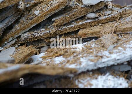 Ein Haufen geschüttet und gebrochenem Bauschutt in Form von Holzwolle Leichtbauplatten. Stockfoto