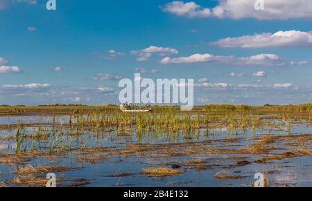 Propellerboot mit Touristen, Sumpfgebiet, Safari Park, Everglades-Nationalpark, Florida, USA, Nordamerika Stockfoto