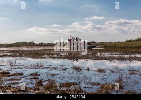 Propellerboot mit Touristen, Sumpfgebiet, Safari Park, Everglades-Nationalpark, Florida, USA, Nordamerika Stockfoto