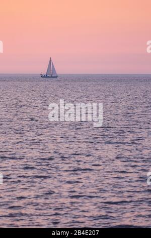 Europa, Deutschland, Niedersachsen, Otterndorf, Segelschiff auf der Elbe in der zart rosafarbenen Abenddämmerung, Stockfoto