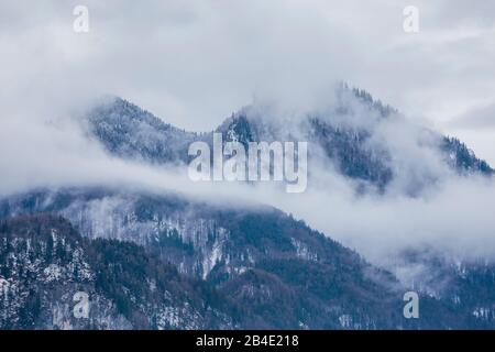 Europa, Deutschland, Bayern, Kochel am See, Winterblick von Kochel am See zu den nebelverhüllten Alpen, Stockfoto