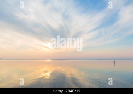 Europa, Dänemark, Møn, Fußgängerbrücken, Sonnenuntergang über der Bucht von Stege (Stege Biegungen) mit Blick auf Kalvehhave, rechts die kleine Insel Lindholm, Stockfoto