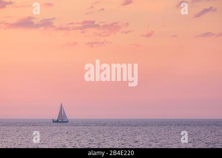 Europa, Deutschland, Niedersachsen, Otterndorf, Segelschiff auf der Elbe in der zart rosafarbenen Abenddämmerung, Stockfoto