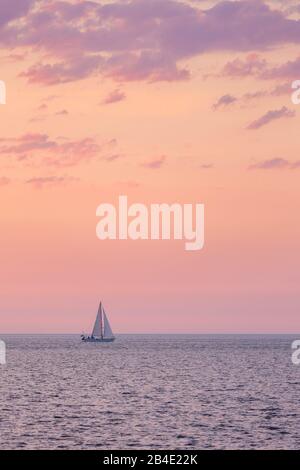 Europa, Deutschland, Niedersachsen, Otterndorf, Segelschiff auf der Elbe in der zart rosafarbenen Abenddämmerung, Stockfoto