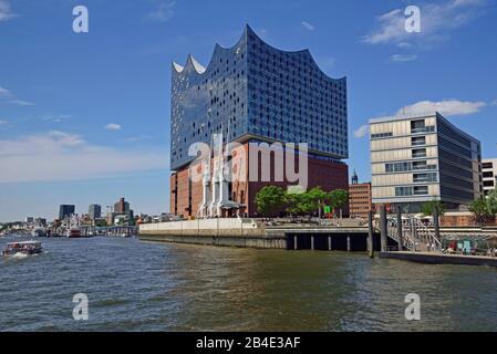 Europa, Deutschland, Hansestadt Hamburg, Elbe, Elbphilharmonie, Glasfassade, Turm des Michel, Stockfoto