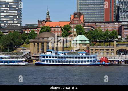 Europa, Deutschland, Hansestadt Hamburg, St. Pauli, Landungsbrücken, Elbe, Blick über die Elbe auf Skyline, Kuppelalter Elbtunnel, Raddampfer Stockfoto