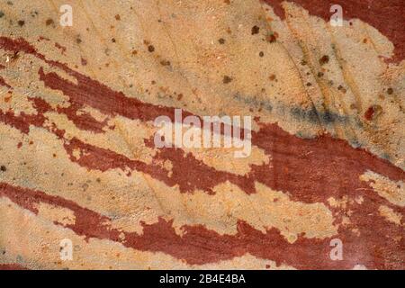 Die Nahaufnahme der dunklen Wand blätterte die Farbe an einer Wand mit Verwaschen ink Blots. Stockfoto