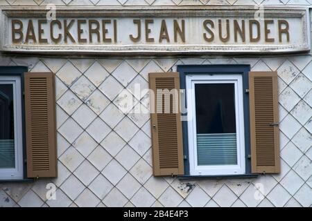 Die Außenfassade der stillstehenden Bäckerei Jean Sünder, ein denkmalgeschütztes Gebäude in der Altstadt von Bad Homburg. Stockfoto