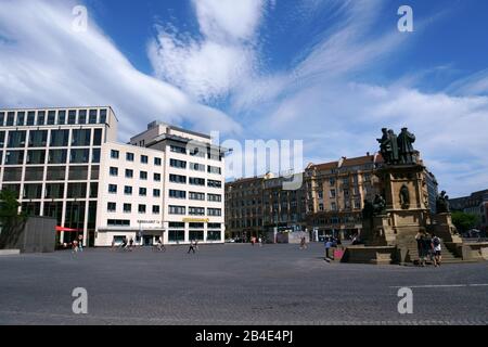 Der Roßmarkt mit Fußgängern und Passanten am Johannes Gutenberg-Denkmal mit Brunnen in Frankfurt. Stockfoto
