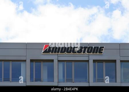 Das Logo des Reifenherstellers Bridgestone an der Fassade eines Geschäftsgebäudes in Bad Homburg. Stockfoto