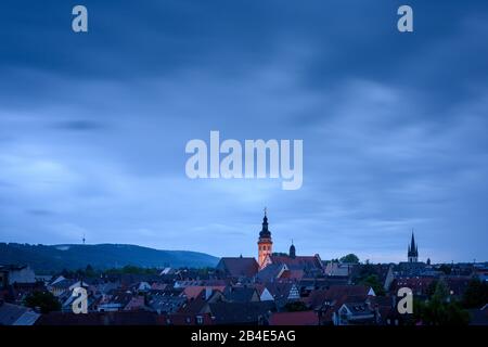 Deutschland, Baden-Württemberg, Karlsruhe, Landkreis Durlach, Blick auf die Altstadt am Abend. Stockfoto